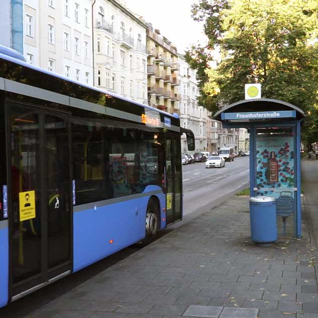 Der Bus 132 ist nur 120 m von unserer Hautarzt Praxis im Münchner Glockenbachviertel entfernt